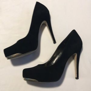 BCBG SUEDE BLACK PUMPS